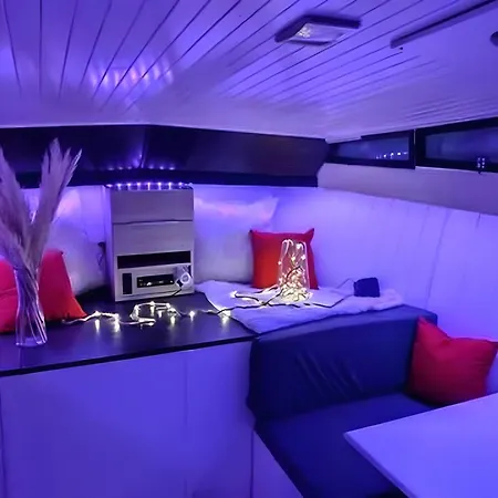 The Blue Boat Hotel en barco *