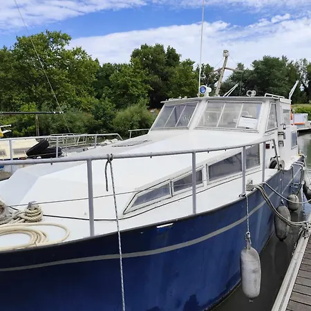 Botel The Blue Boat *